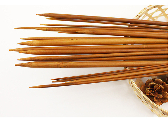 O dobro de bambu carbonizado apontou agulhas de confecção de malhas para o fio criativo feito a mão de DIY