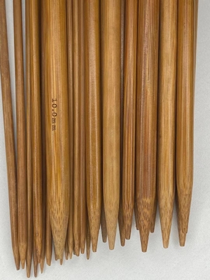 O dobro de bambu carbonizado apontou agulhas de confecção de malhas para o fio criativo feito a mão de DIY