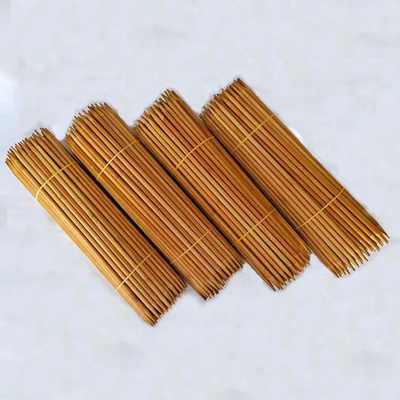 O dobro de bambu carbonizado apontou agulhas de confecção de malhas para o fio criativo feito a mão de DIY
