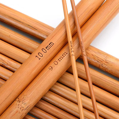 O dobro de bambu carbonizado apontou agulhas de confecção de malhas para o fio criativo feito a mão de DIY