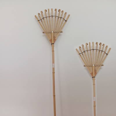 O jardim feito a mão do ancinho de bambu natural ajunta o apoio da grade personalizado