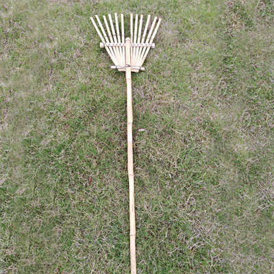 O jardim feito a mão do ancinho de bambu natural ajunta o apoio da grade personalizado