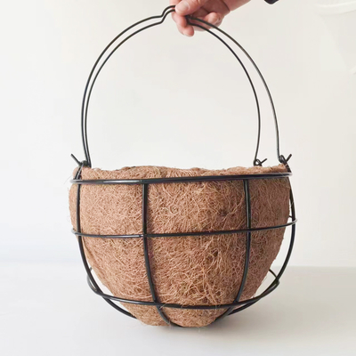 Cesta de suspensão do plantador do metal da decoração do jardim com o forro dos cocos da fibra de coco dos cocos