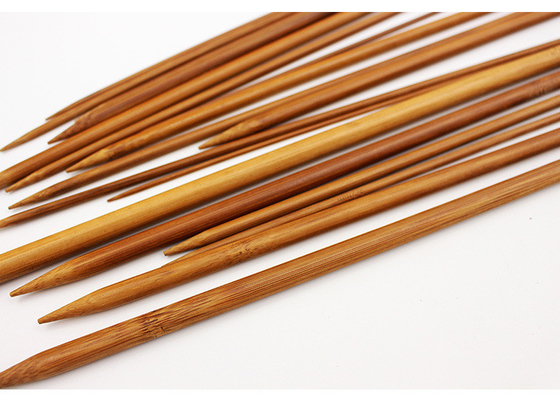 O dobro de bambu carbonizado apontou agulhas de confecção de malhas para o fio criativo feito a mão de DIY