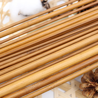 O dobro de bambu carbonizado apontou agulhas de confecção de malhas para o fio criativo feito a mão de DIY