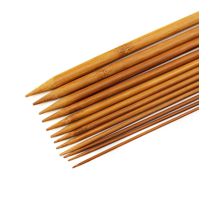 O dobro de bambu carbonizado apontou agulhas de confecção de malhas para o fio criativo feito a mão de DIY