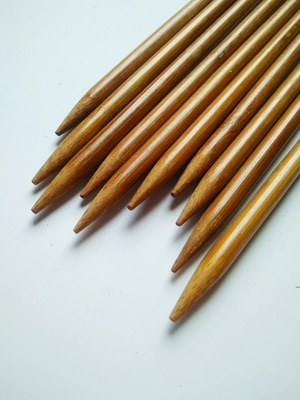 O dobro de bambu carbonizado apontou agulhas de confecção de malhas para o fio criativo feito a mão de DIY