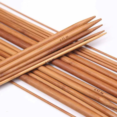 O dobro de bambu carbonizado apontou agulhas de confecção de malhas para o fio criativo feito a mão de DIY
