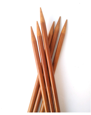 O dobro de bambu carbonizado apontou agulhas de confecção de malhas para o fio criativo feito a mão de DIY
