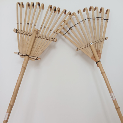 Ancinho de bambu feito a mão 1.40m 12 dentes para a lavagem seca e o jardim das folhas que limpam ancinhos de jardim naturais