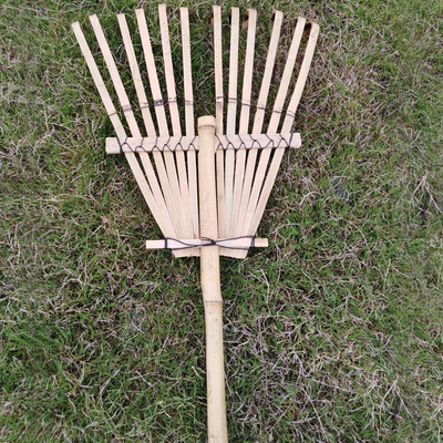 Ancinho de bambu feito a mão 1.40m 12 dentes para a lavagem seca e o jardim das folhas que limpam ancinhos de jardim naturais