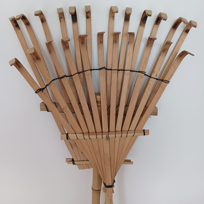 Ancinho de bambu feito a mão 1.40m 12 dentes para a lavagem seca e o jardim das folhas que limpam ancinhos de jardim naturais