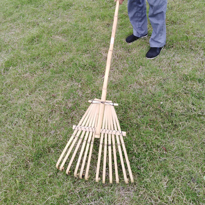 Ancinho de bambu feito a mão 1.40m 12 dentes para a lavagem seca e o jardim das folhas que limpam ancinhos de jardim naturais